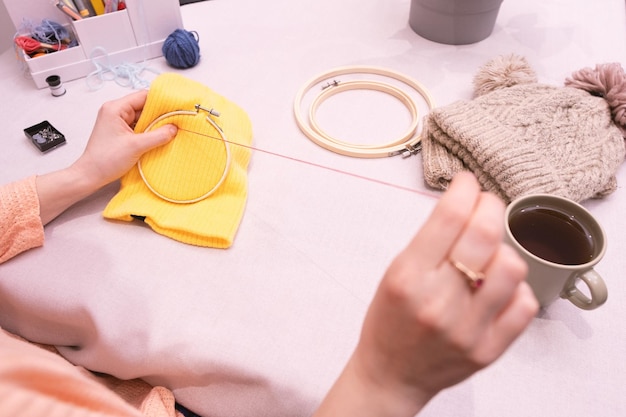 Osoba haftująca w pracowni