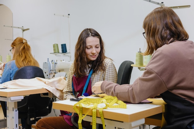 Uczestnicy warsztatów haftu